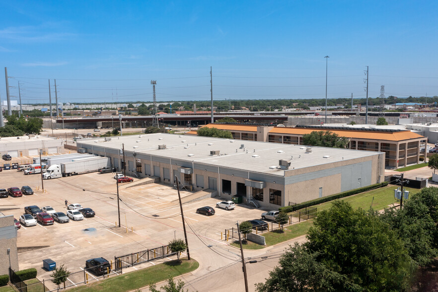 Primary Photo Of 12591-12623 Perimeter Dr, Dallas Warehouse For Lease