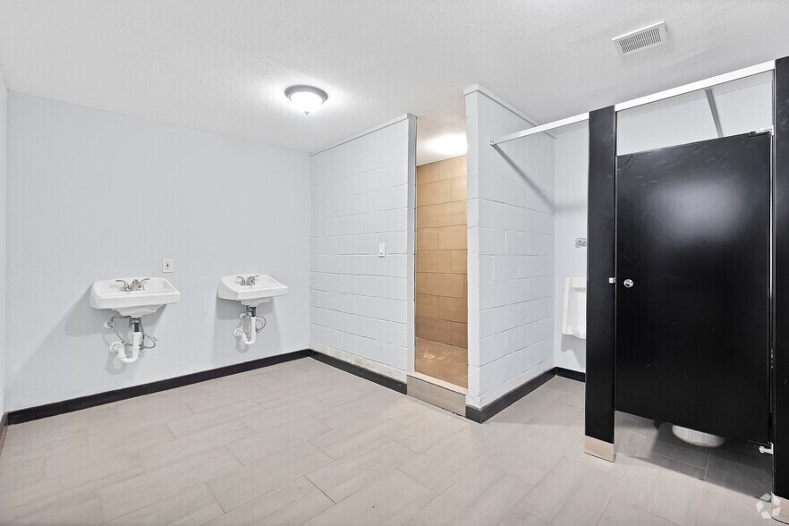 More Photos Of 1923 Kolfahl St, Houston Warehouse For Sale