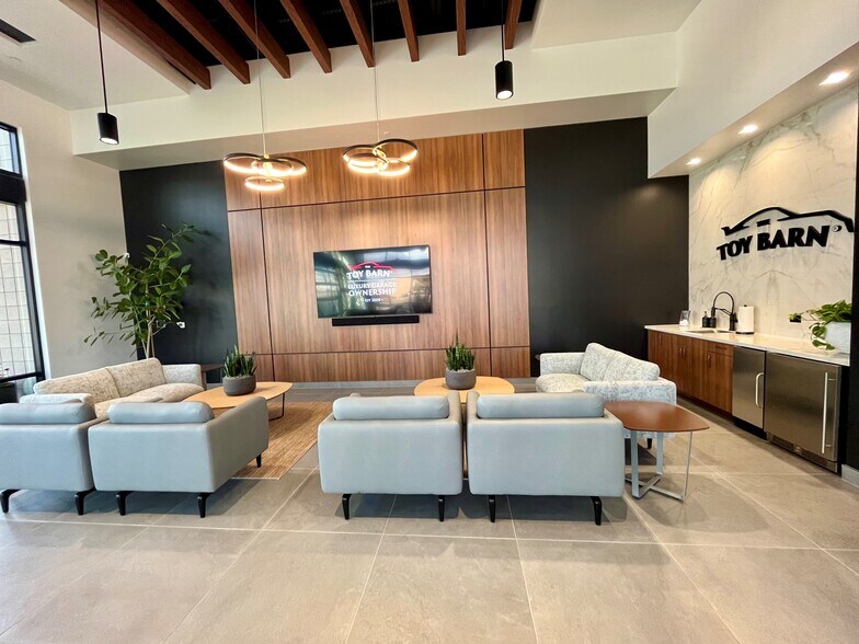 More Photos Of 7317 E Helm Dr, Scottsdale Self Storage For Sale