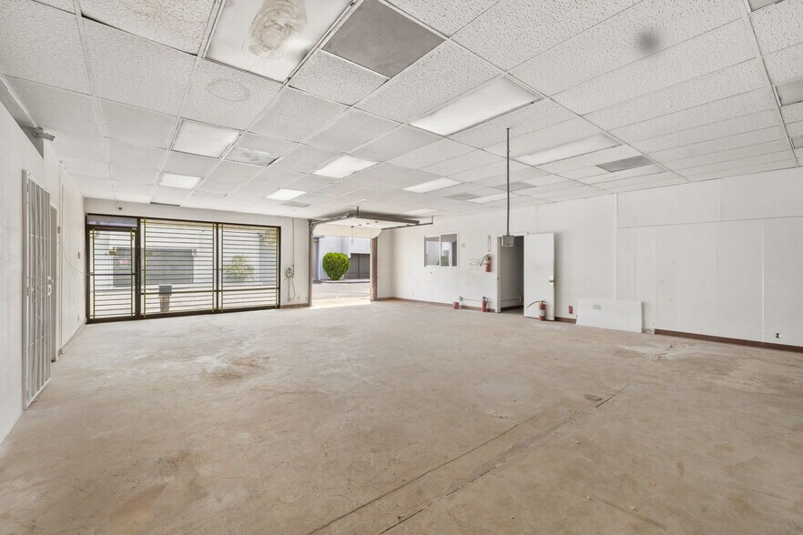 More Photos Of 800 S Vella Rd, Palm Springs Warehouse For Lease