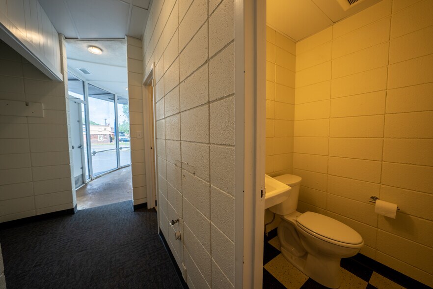 More Photos Of 5900 Troost Ave, Kansas City Showroom For Lease