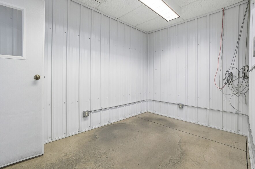 More Photos Of 15652 200th St, Hutchinson Flex For Lease