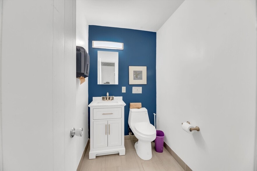 More Photos Of 224 NE 32nd Ct, Oakland Park Warehouse For Sale