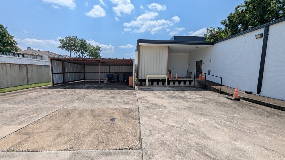 More Photos Of 502 N Haskell Ave, Dallas Office For Sale