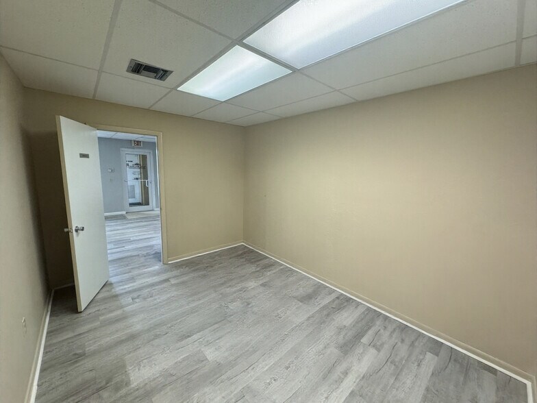 More Photos Of 16521 San Carlos Blvd, Fort Myers Office For Lease