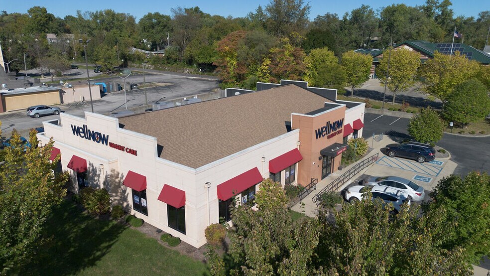 More Photos Of 123 S Franklin Rd, Bloomington Storefront For Sale