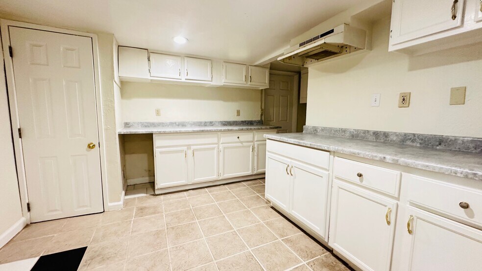 More Photos Of 2809-2815 Macdonald Ave, Richmond Office For Sale