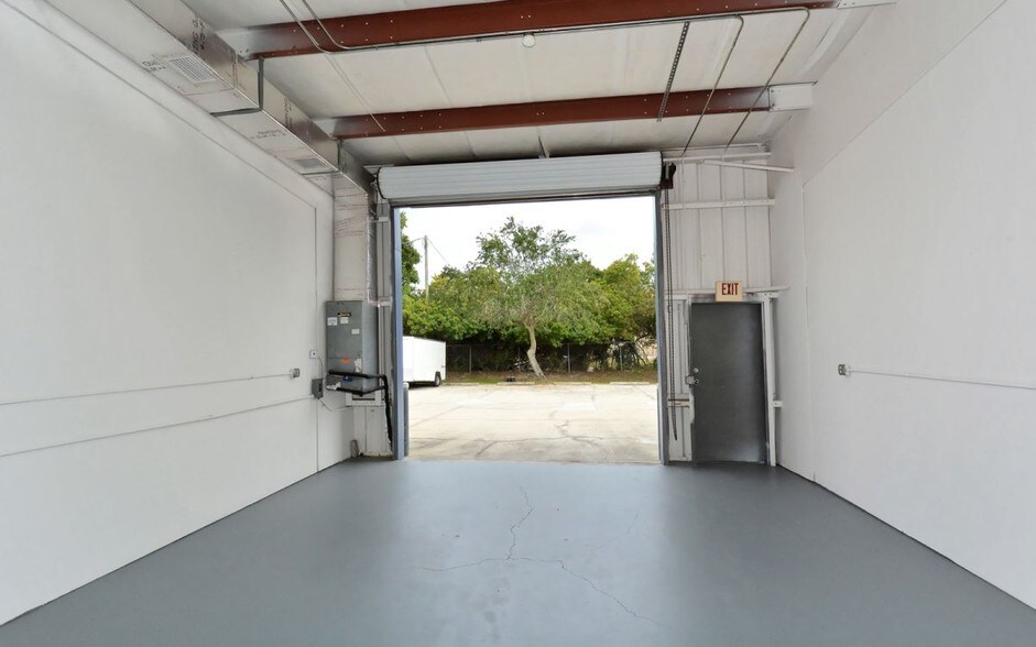 More Photos Of 4515-4521 Northgate Ct, Sarasota Warehouse For Sale