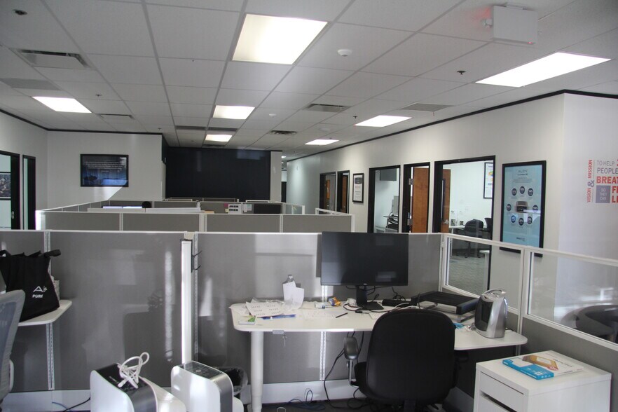 More Photos Of 9200 Waterford Centre Blvd, Austin Distribution For Lease