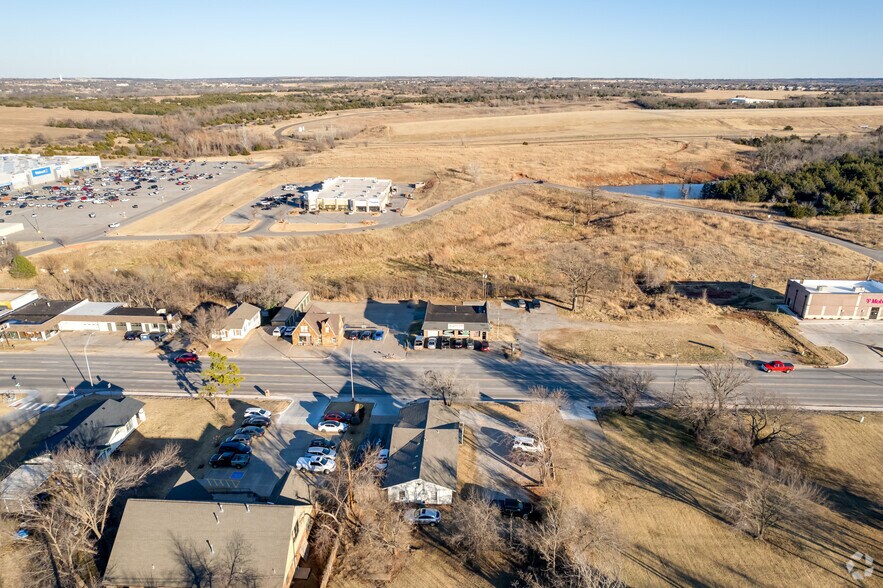 More Photos Of 1601 S Division St, Guthrie Freestanding For Lease