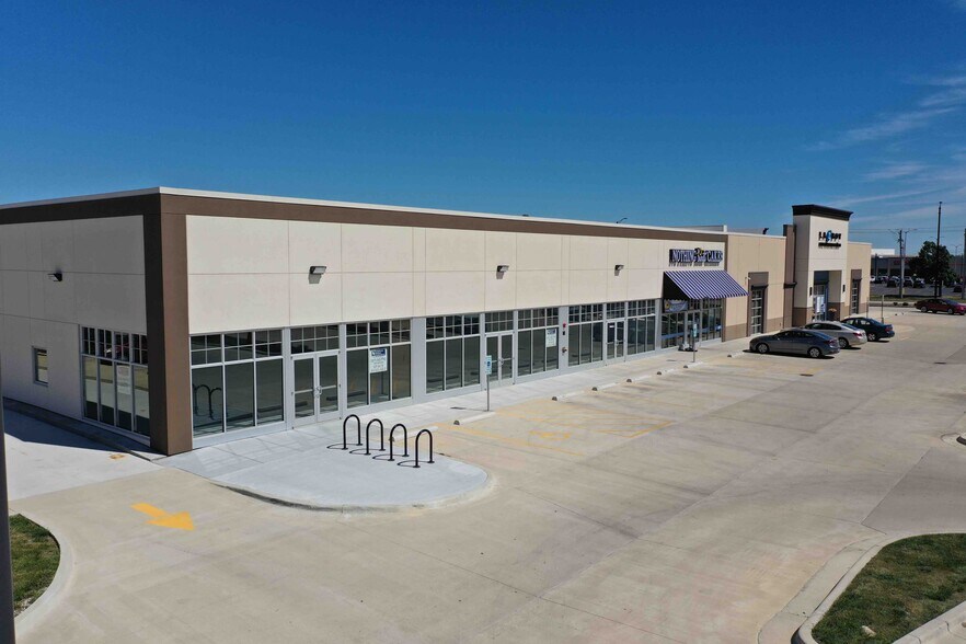 More Photos Of 408 W Town Center Blvd, Champaign Unknown For Lease