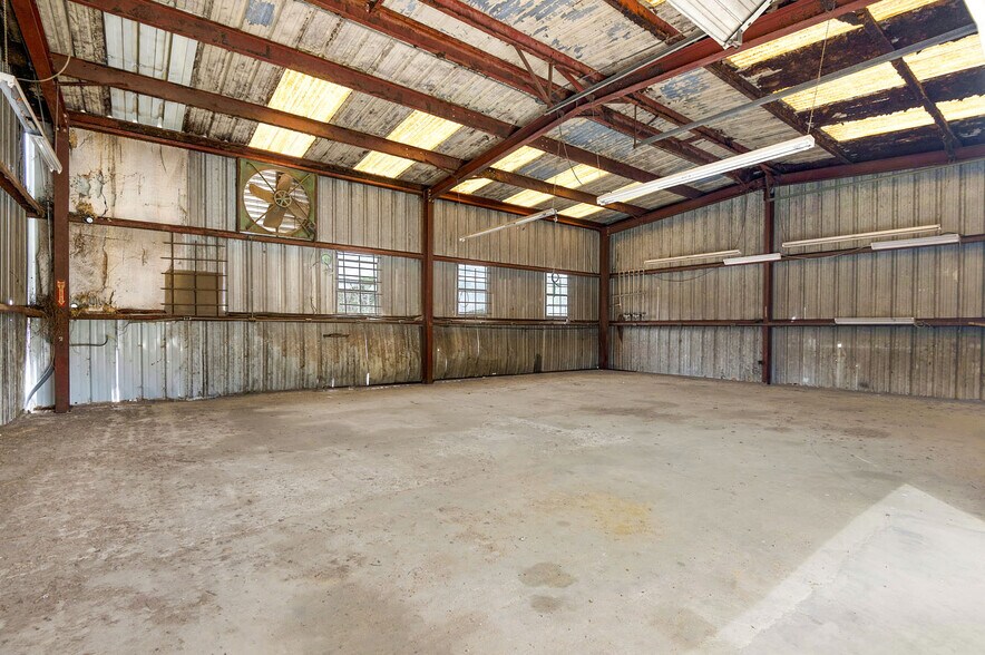 More Photos Of 21034 US Highway 96 S, Kirbyville Flex For Sale