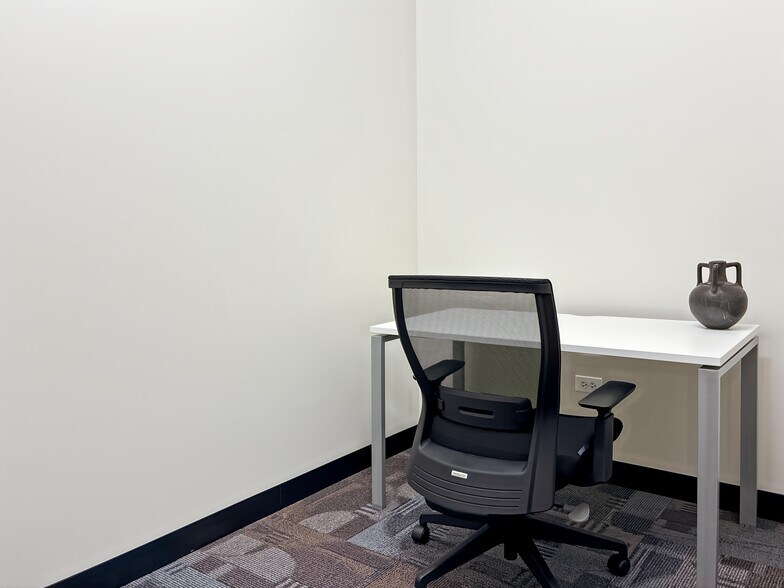 More Photos Of 2815 Forbs Ave, Hoffman Estates Coworking Space