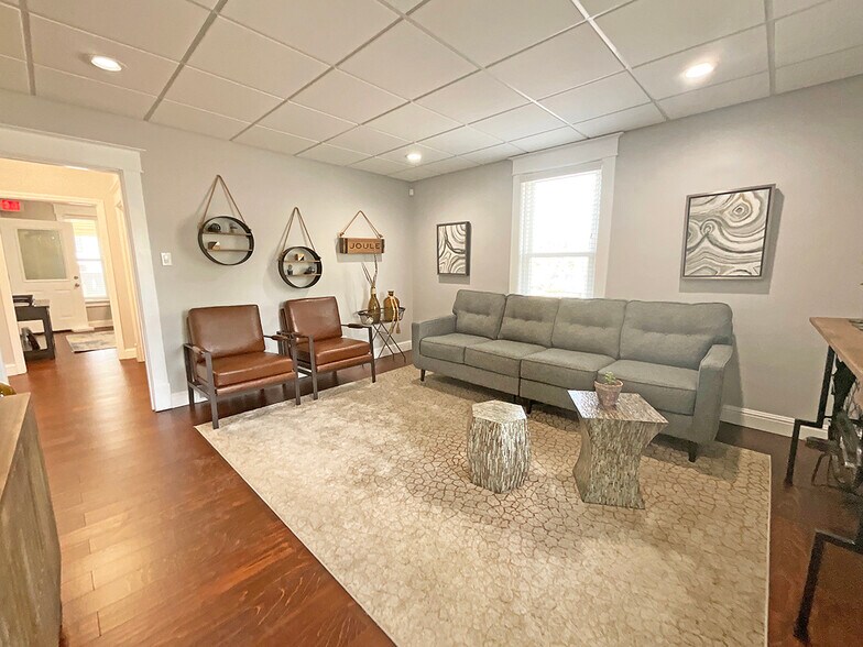 More Photos Of 1216 S Broadway, Lexington Office For Lease