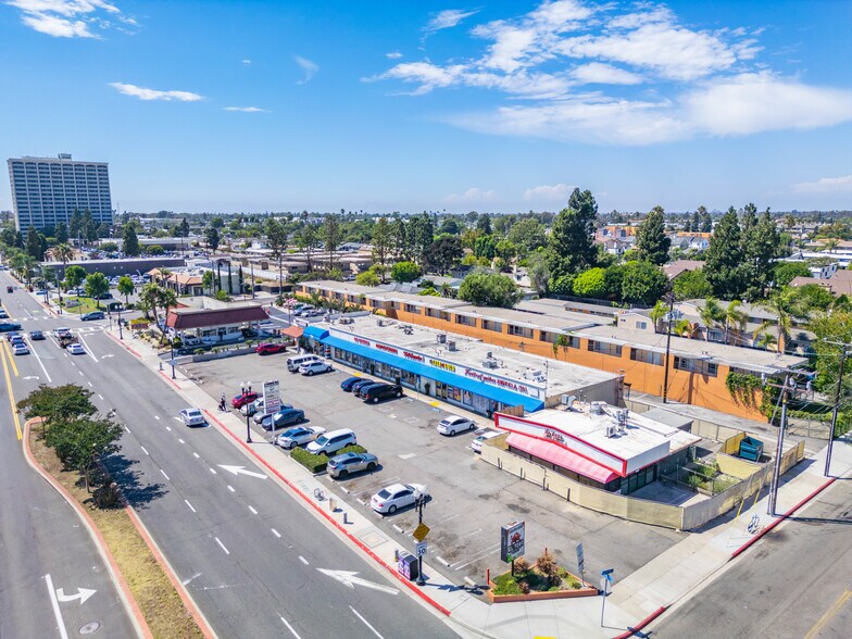 More Photos Of 570-590 W 19th St, Costa Mesa Storefront For Sale