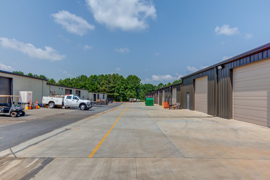 More Photos Of 5915 Steeplechase Blvd, Cumming Warehouse For Lease