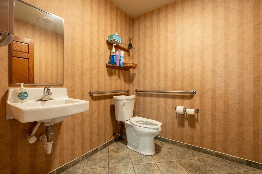 More Photos Of 1303 Macom Dr, Naperville Medical For Lease