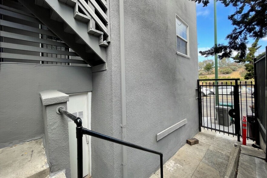 More Photos Of 1000 E 33rd St, Oakland Apartments For Sale