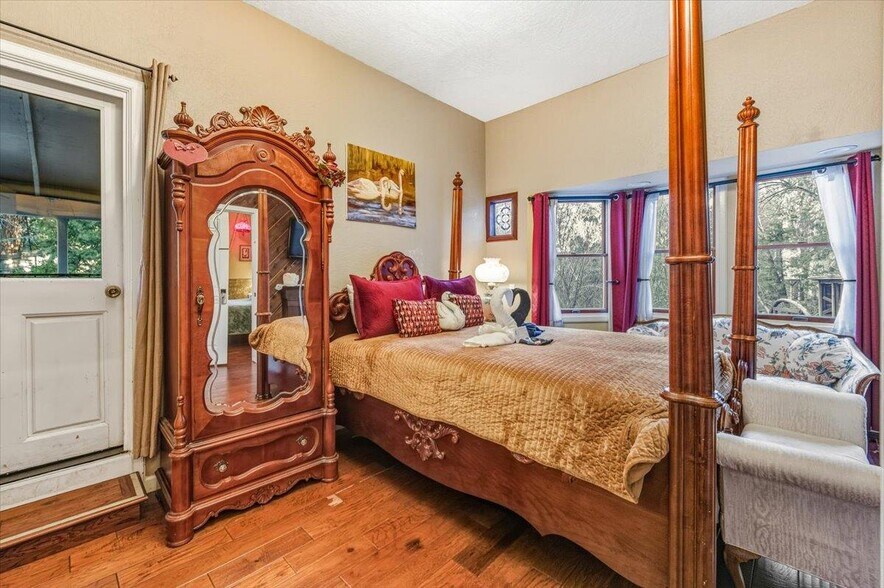 More Photos Of 301-317 S Pine St, Nevada City Hotel For Sale