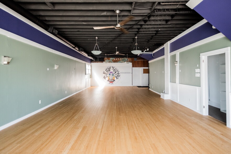 More Photos Of 2321 Caniff St, Hamtramck Storefront For Lease