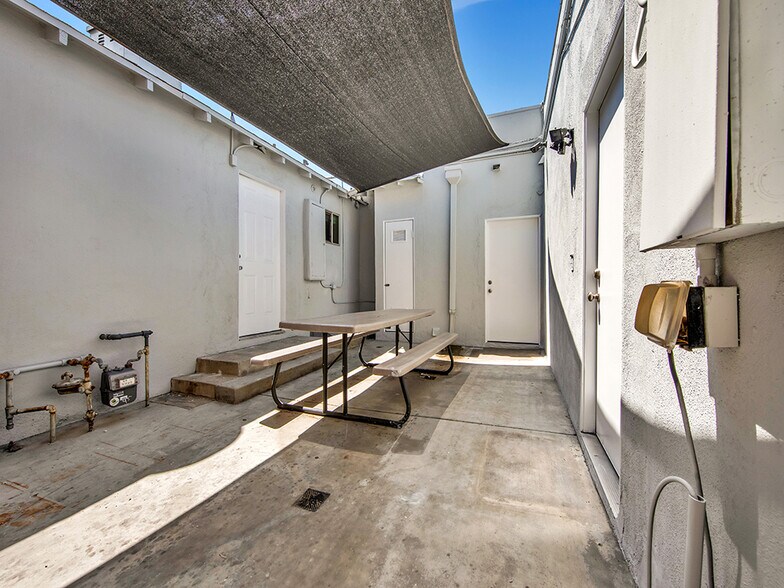 More Photos Of 6045-6047 Vineland Ave, North Hollywood Office For Sale