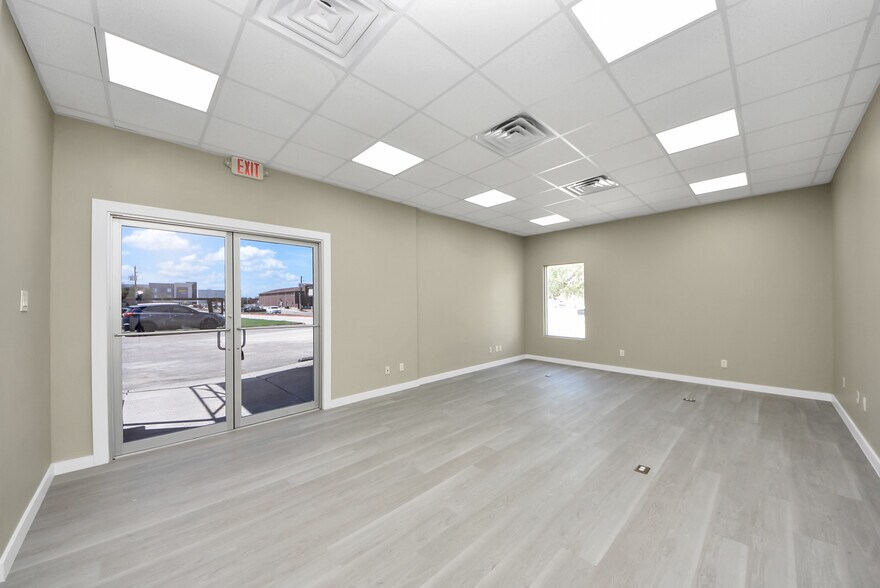 More Photos Of 1563 Live Oak St, Webster Office For Sale