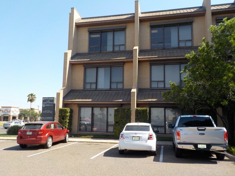 More Photos Of 3700 N 10th St, McAllen Office For Lease