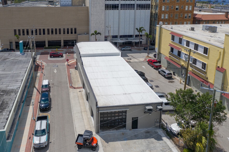 More Photos Of 1529-1531 Lee St, Fort Myers Bar For Sale