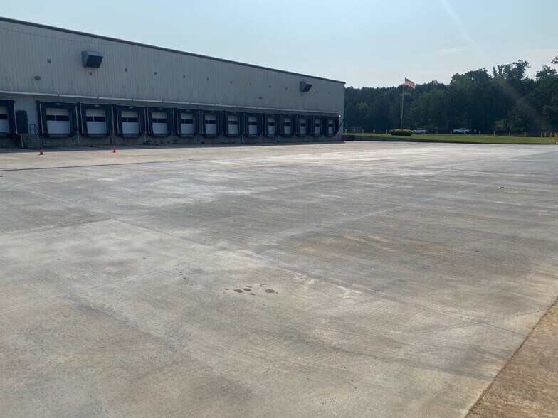 More Photos Of 212 Burlington Rd, Shannon Distribution For Lease