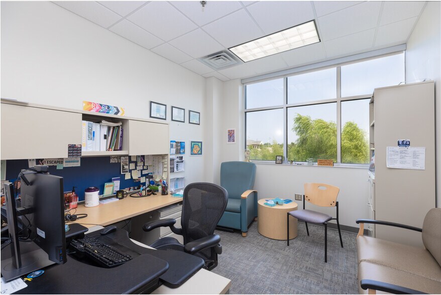 More Photos Of 945 Tower Dr, Waterloo Medical For Lease