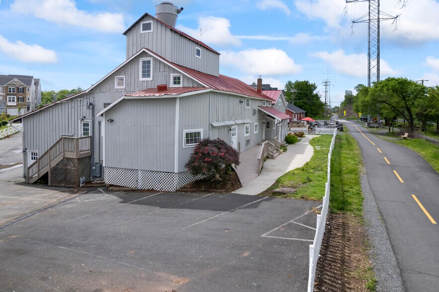 More Photos Of 20704 Ashburn Rd, Ashburn Unknown For Lease