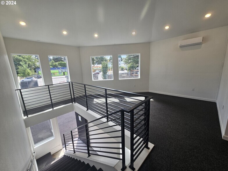 More Photos Of 5833 NE Portland Hwy, Portland Flex For Sale
