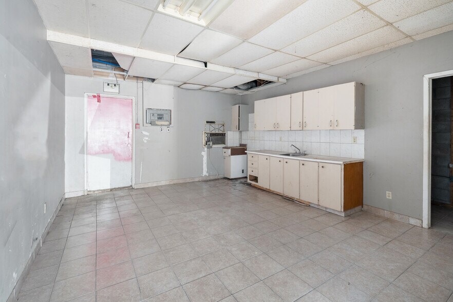 More Photos Of 2024 Dufferin Av, Wallaceburg Apartments For Sale