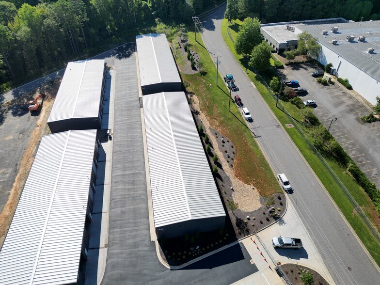 More Photos Of 1850 Chespark Dr, Gastonia Warehouse For Lease