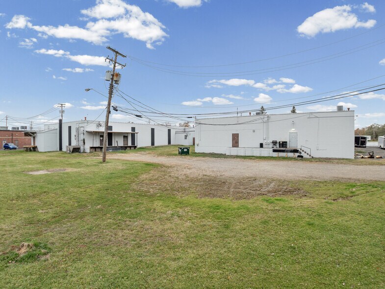 More Photos Of 6704-6720 N Ridge Rd, Madison General Retail For Sale