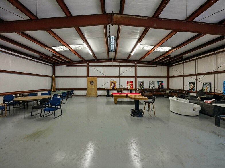 More Photos Of 2404 Longhorn Ave, Lakeland Manufacturing For Sale