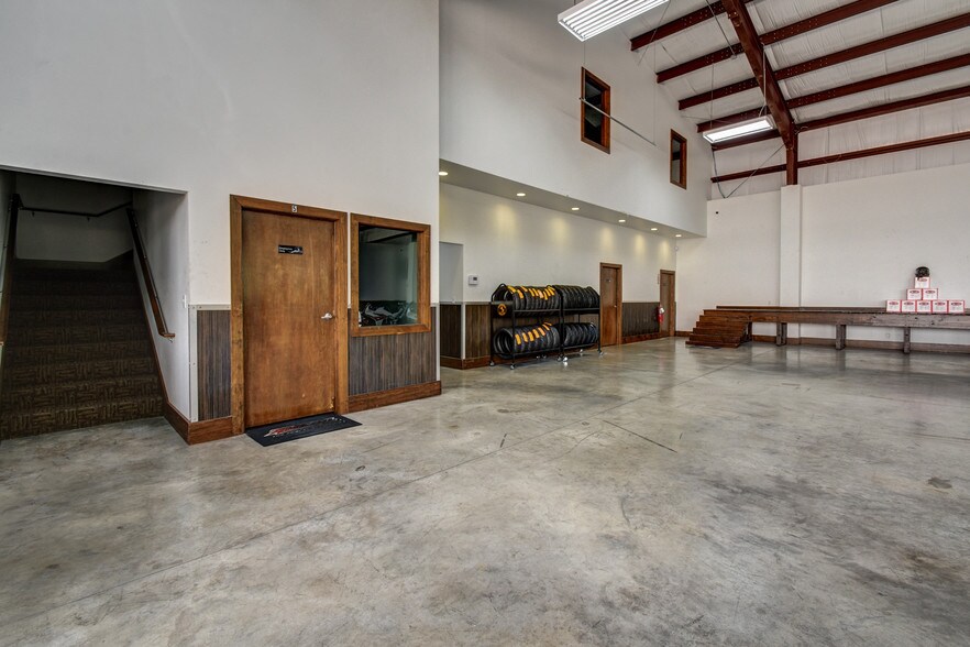 More Photos Of 14902 N Fwy Service Rd, Houston Freestanding For Lease