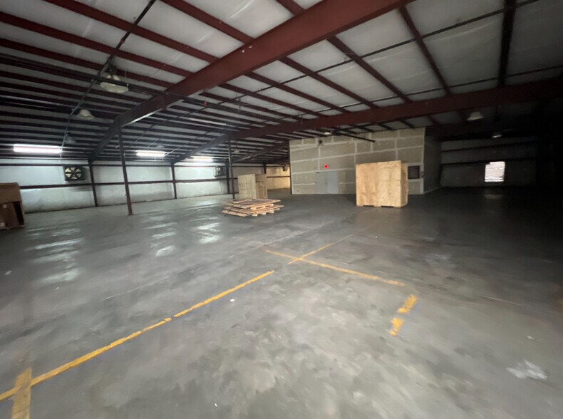 More Photos Of 2735 Poplar St, Montgomery Warehouse For Lease