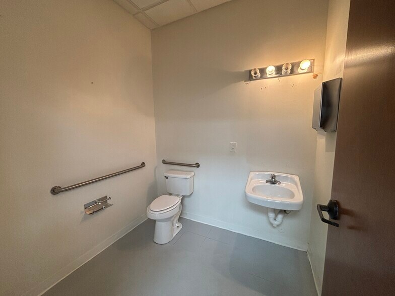 More Photos Of 4851 S Interstate 35 E, Corinth Medical For Lease