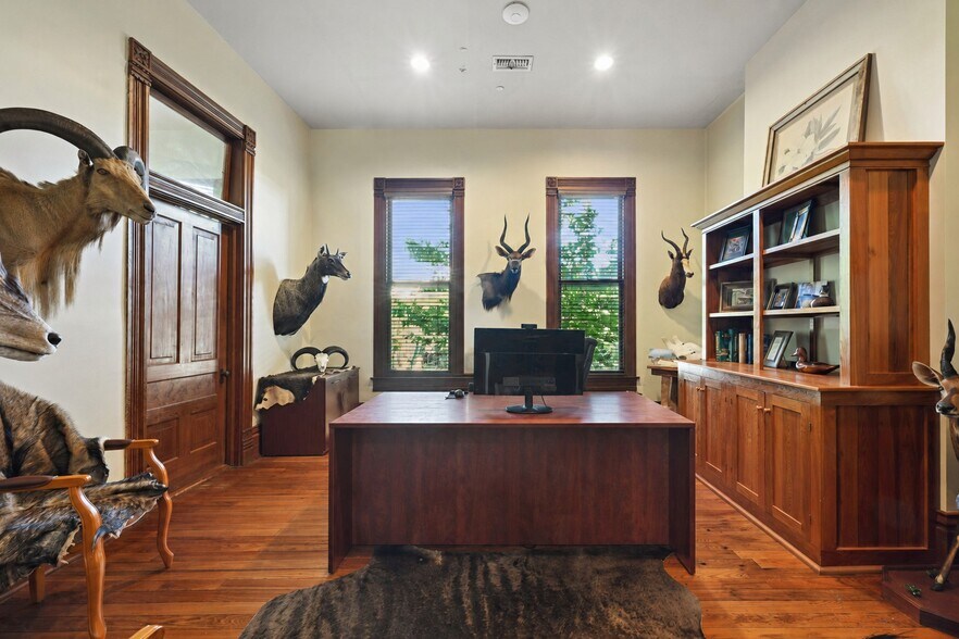 More Photos Of 2001 Lakeshore Dr, Mandeville Office For Sale