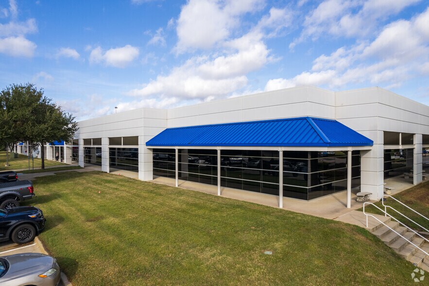 More Photos Of 701 Canyon Dr, Coppell Flex For Lease