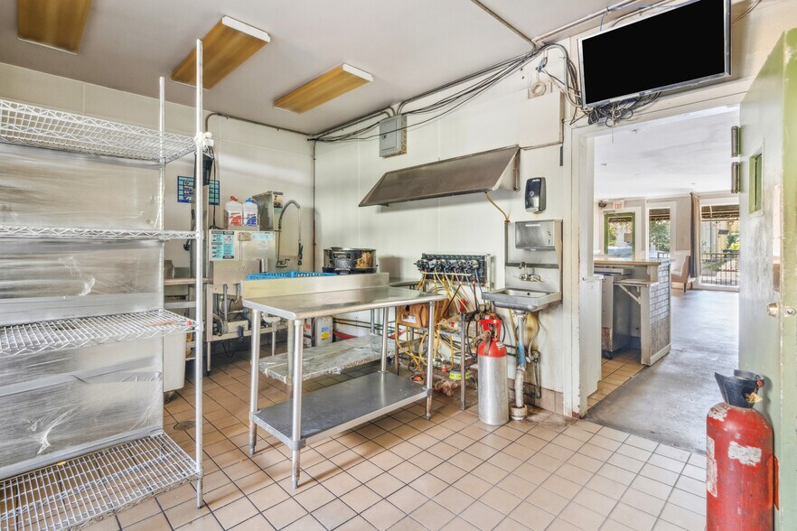 More Photos Of 5015 Magazine St, New Orleans General Retail For Lease