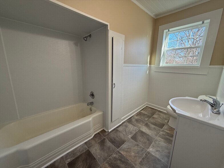 More Photos Of 402 College St, Clinton Office For Sale