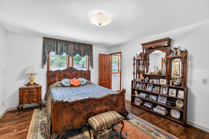 More Photos Of 420-422 Main Street St, Riggins Specialty For Sale