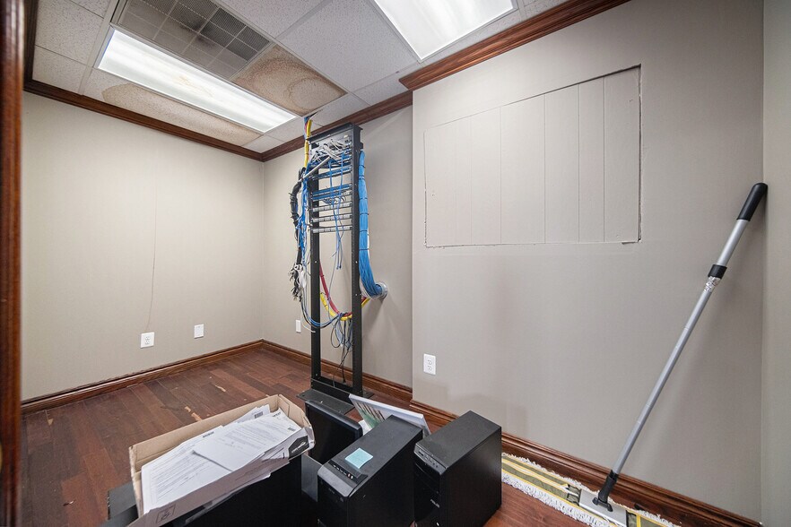 More Photos Of 35540 W Michigan Ave, Wayne Office For Sale