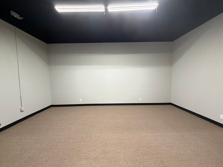 More Photos Of 513 N Lee Ave, Odessa Office For Lease