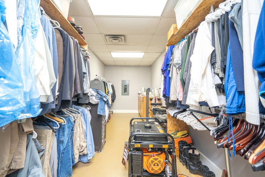 More Photos Of 220 Progress Blvd, Longview Warehouse For Lease