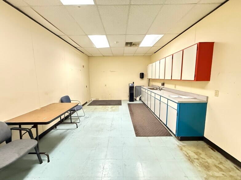 More Photos Of 1606 Headway Cir, Austin Light Manufacturing For Lease