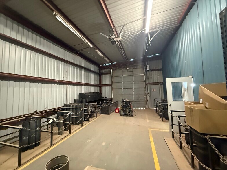 More Photos Of 1602 S Midkiff Rd, Midland Warehouse For Lease