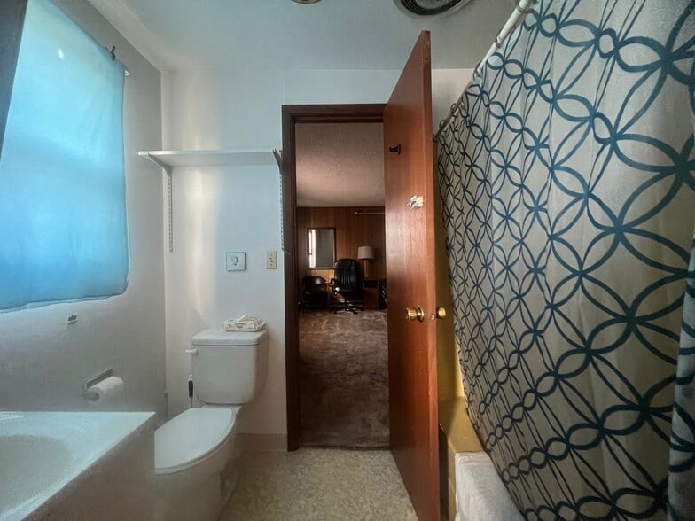 More Photos Of 2010 E Main St, Lamoni Hotel For Sale